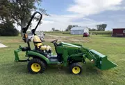 2021 John Deere 1025R Compact Utility Tractor with Loader, photo 4