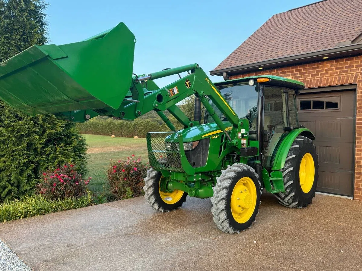 2021 John Deere 5075E Tractor, photo 1