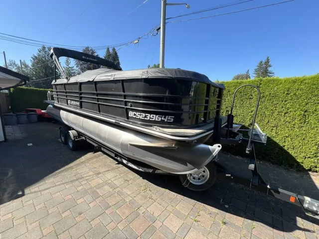 2016 Legacy Black 24' Tritoon