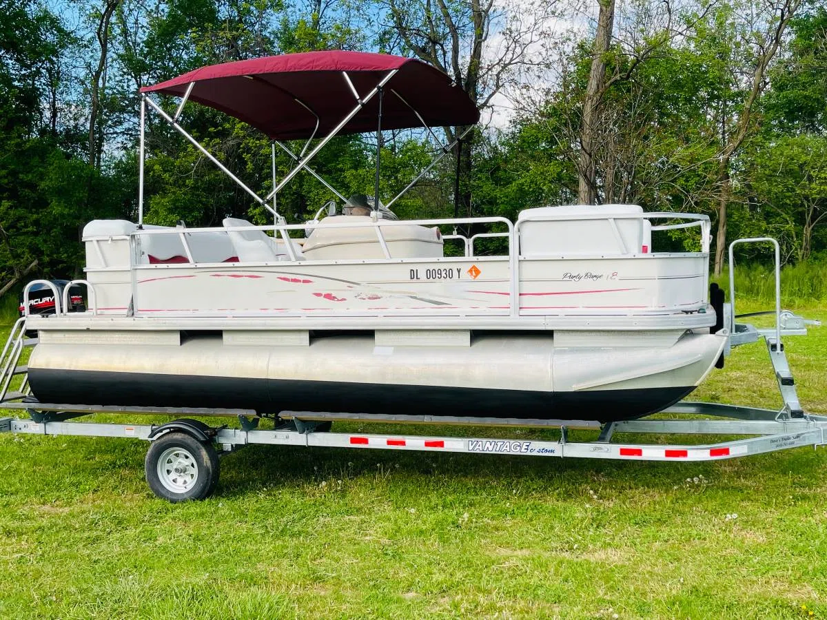 2005 Sun Tracker 20' Pontoon Boat, photo 1
