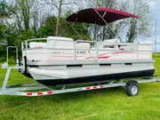 2005 Sun Tracker 20' Pontoon Boat, photo 3